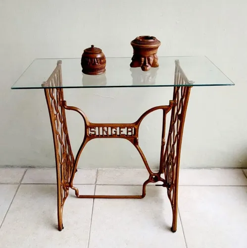 Mesa ou Aparador base Pé de Maquina Singer tampo de vidro