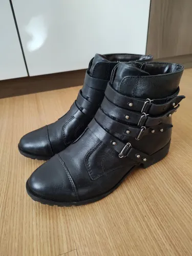 Bota preta de Couro com Fivelas