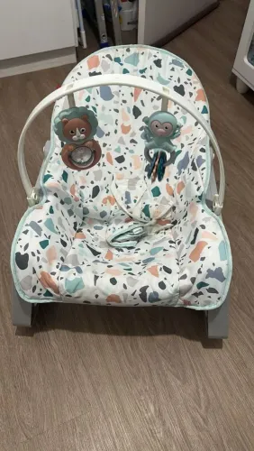 Cadeira de balanço com vibração infantil.