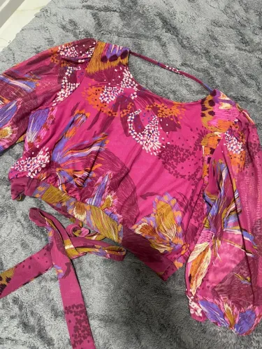 Blusa floral rosa com manga bufante