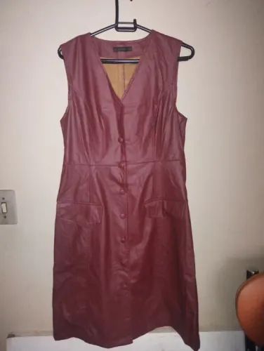 Vestido sem manga escarlate, couro sintético, gola V. Com botões. Sem forro. Tamanho P.