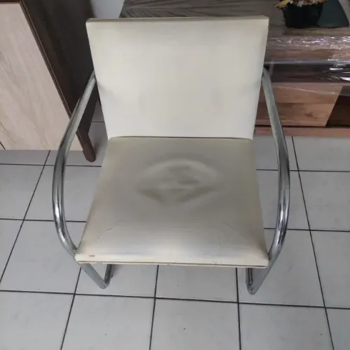 Cadeira com estofado em couro legitimo