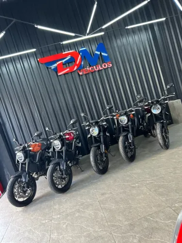 CB 650r 2024 / tenho na cor laranja e vermelho