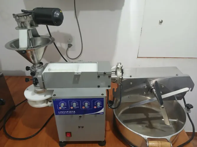 Vendo máquina de salgados completa com todos os moldes e com panela para massa