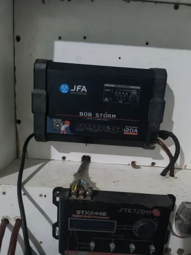 Caixa de som bob com grave de 15 p , médio 8 p , com dois módulos de 1200