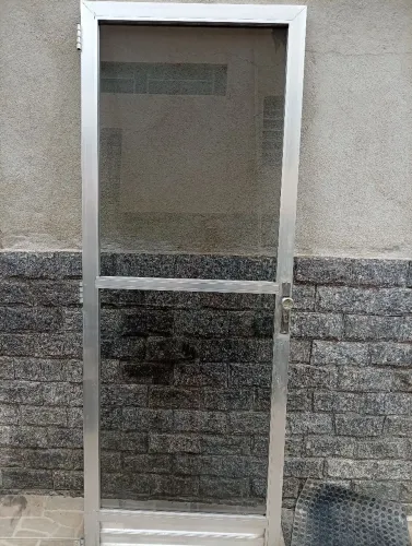 Porta de alumínio 2.10 x 78 já com a guarnição . Pra sair rápido. 320,00 no cartão 