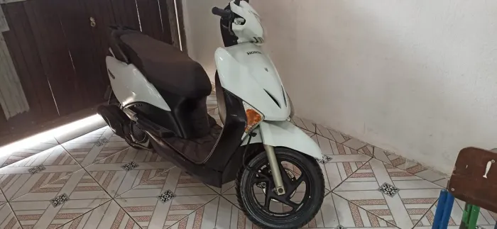 Honda lead muito bem conservada 