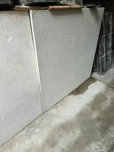 Pingadeira de muro e artefato de concreto
