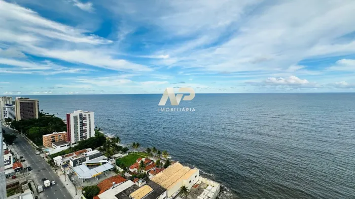 Studio mobiliado com varanda e vaga na beira mar de Candeias, conforto e localização privi