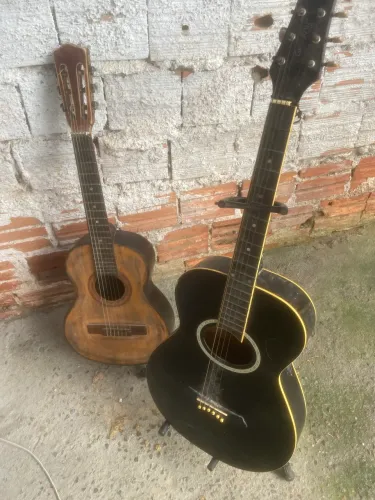 Dois violão usados e tri pé 
