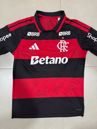 Camisa Flamengo Arrasca autografada pelo elenco 2026