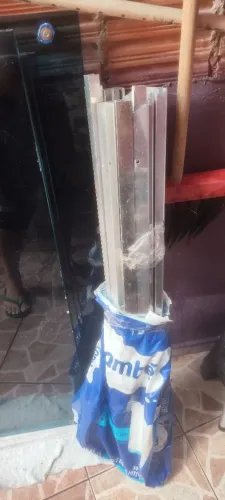 Janelas de vidro com as ferragens completa