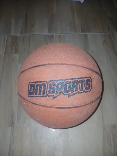 Vendo bola de basquete em perfeito estado de qualidade nova, usada pouquíssimas vezes