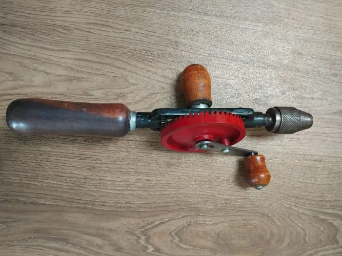 Furadeira manual 