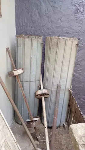 Vendo porta de enrolar 250 de altura por 260 de largura falta só os trilhos laterais
