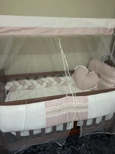 Kit de Berço Enxoval Completo com Trança (Rosa e Branco)