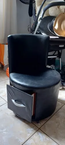 Cadeira almofadada com rodinha e gaveta