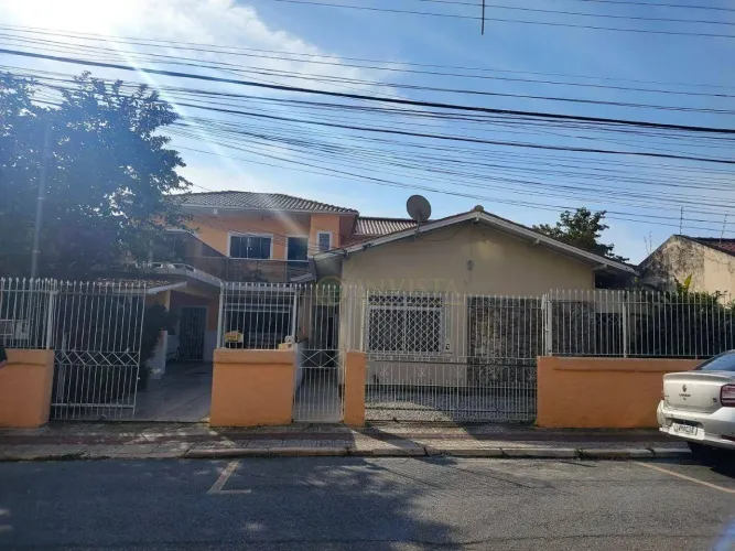 Casa com 5 quartos e 4 vagas à venda no bairro Abraão, em Florianópolis.
