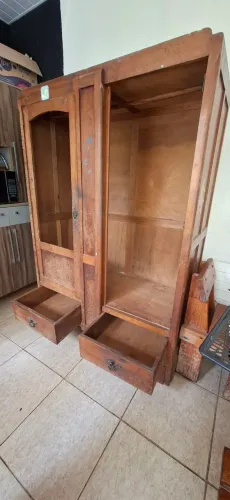Guarda roupa de madeira