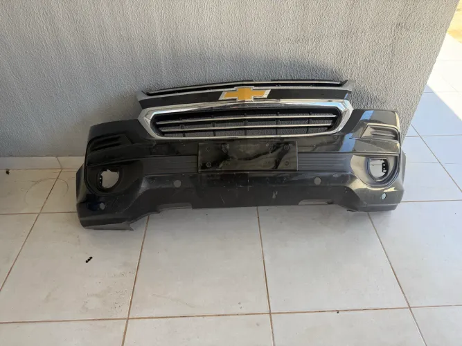 Para-choque e grade s10 completo.