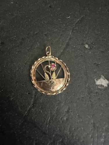 Pingente de ouro com pedra rosa