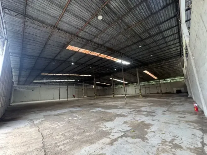 Galpão/Armazém 2.900m² c/ Área Ampla p Manobra de Carretas no Distrito Industrial II