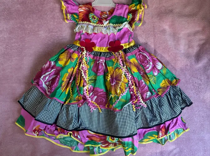 Vestido junino bem armado tam 5 anos 