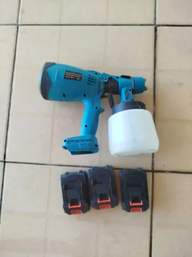 Vendo pistola de pintura pulverizadora com três baterias seme Nova