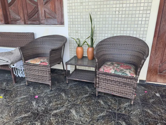 Vendo 2 poltronas/ cadeiras em fibra c/ assento alcochoado