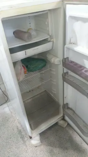 Geladeira gelo seco em boa condição vem