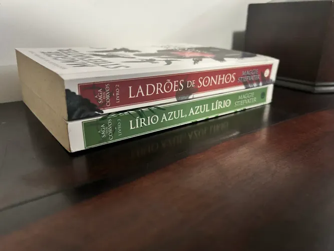 Livros da Série O Corvo, Ladrões de Sonhos e Lírio Azul Azul Lírio , de Maggie Stiefvater
