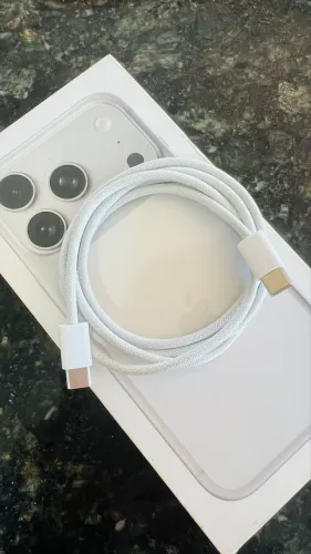 CABO USADO USB C SEMINOVO NÃO TO USANDO DO IPHONE 17 PRO