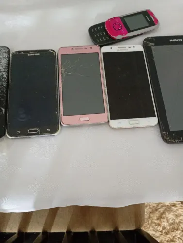 Celular com defeitos 2 estão só com a bateria inchada o j1 j2prime