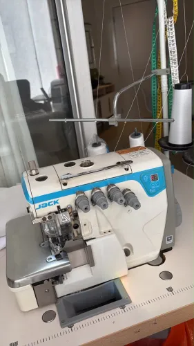 Máquina overlock Jack E4S