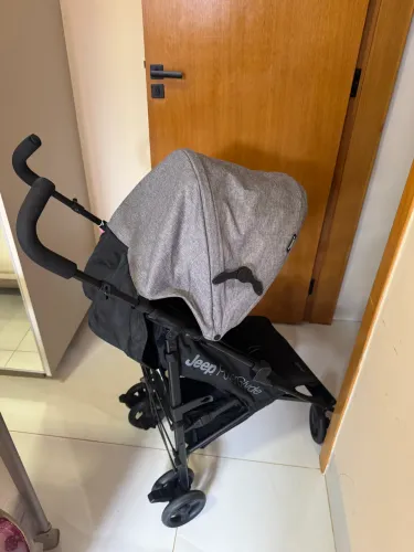 Carrinho de bebê da Jeep