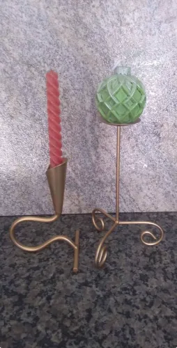 Castiçais antigos de metal.