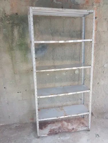 Estante de ferro