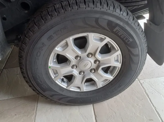 Vendo 2 pneus Pirelli - Excelente estado !