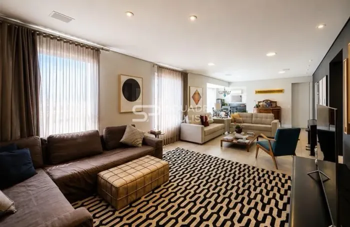 Apartamento com 210 m², 3 quartos sendo 3 suítes à venda no bairro Vila Olímpia.