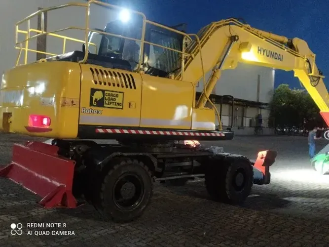 ESCAVADEIRA HYUNDAI R200W COM PNEU E GARRA SUCATEIRA