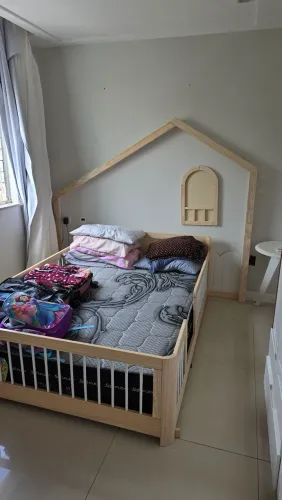 Quarto completo de criança - guarda roupa, cama montissorana e colchão casal