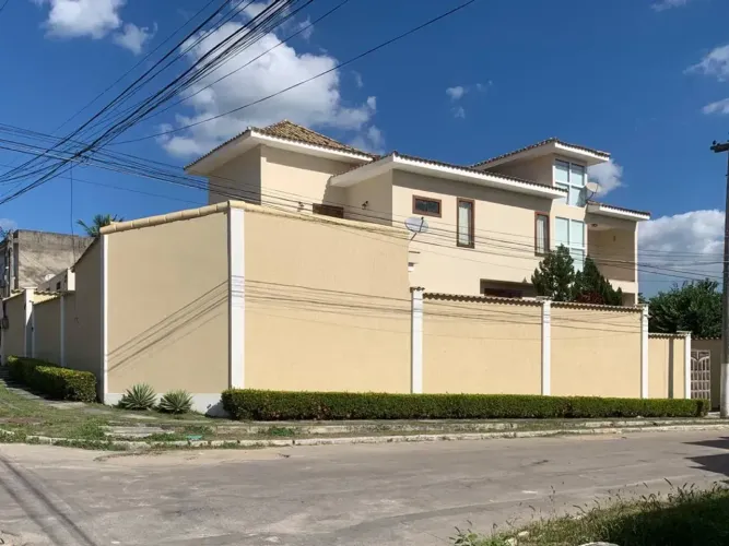 ILinda casa altissimo padrão com 04 quartos, pertinho do centro, Garagem, piscina,goumet m