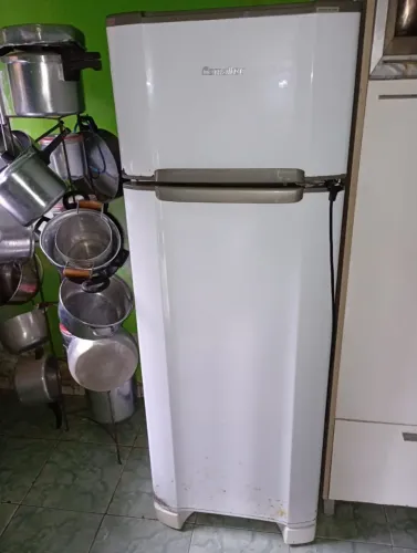 GELADEIRA EM BOM ESTADO E FUNCIONA NUNCA MECHIDO