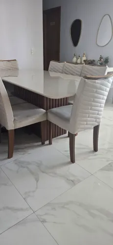 Mesa com 8 cadeiras