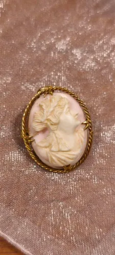 Camafeu em ouro 18k e corais