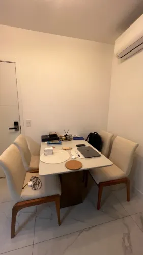 Mesa de Jantar Retangular com Cadeiras