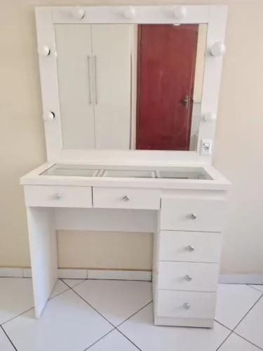 Penteadeira para maquiagem com luzes