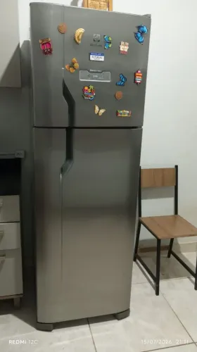 Estou vendendo geladeira semi nova em bom estado bem conservada