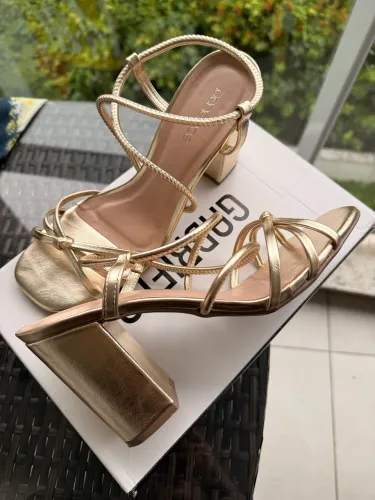 SAPATOS NOVOS DOURADOS