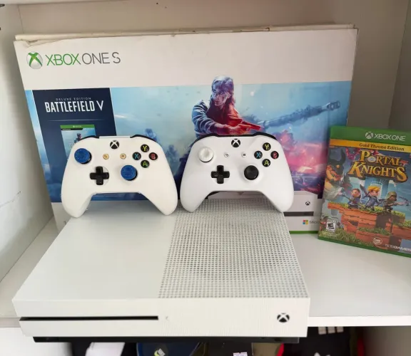 XBOX ONE S 1TB, 2 CONTROLES, JOGOS E CAIXA